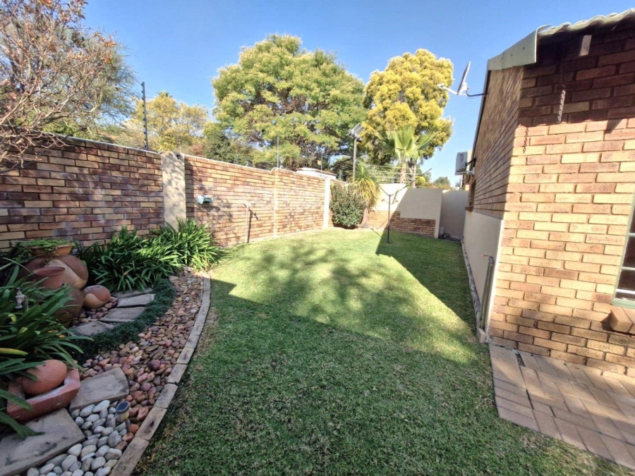 To Let 2 Bedroom Property for Rent in Meerhof North West
